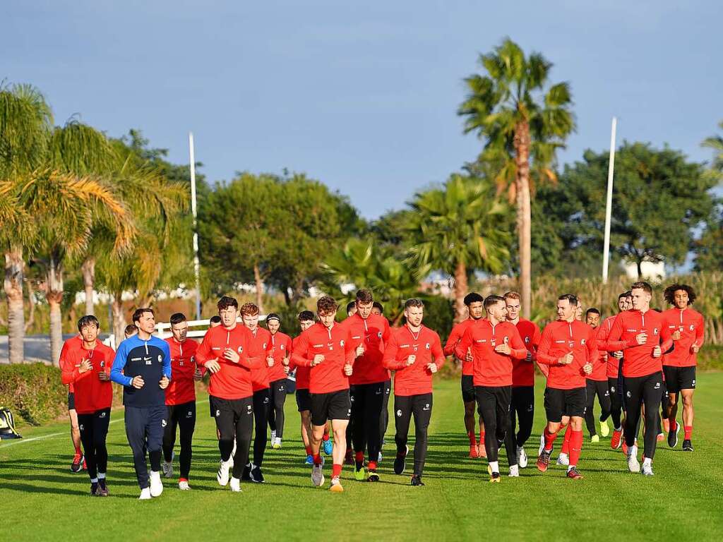 Die Mannschaft des SC Freiburg dreht eine Runde ber den Trainingsplatz.