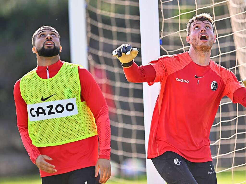 Wo ist der Ball, fragen sich wohl Daniel-Kofi Kyereh und Benjamin Uphoff hier.