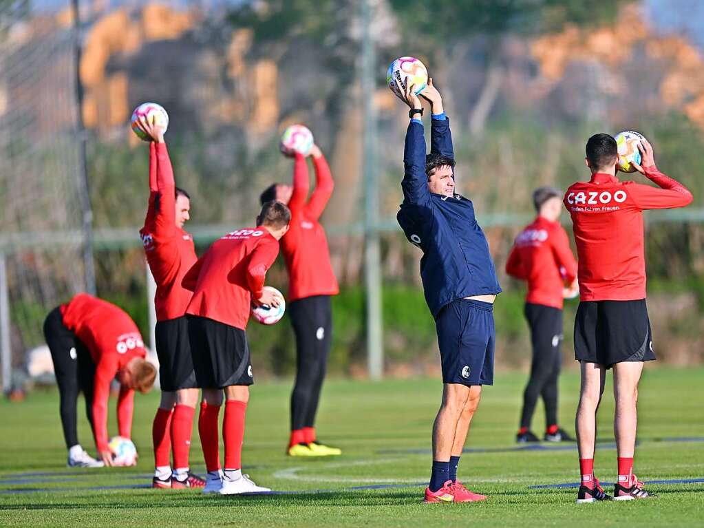 Auch Co-Trainer Florian Bruns macht bei den Dehnbungen mit.