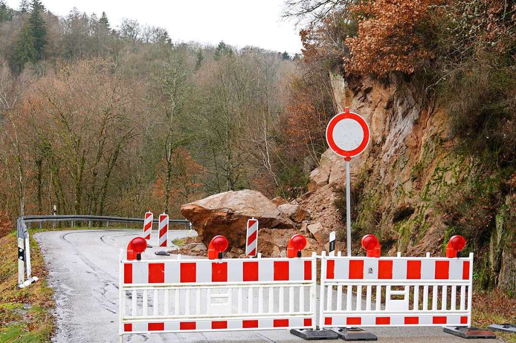 Straße Nach Felssturz Zwischen Tiefenstein Und Rüßwihl Gesperrt ...