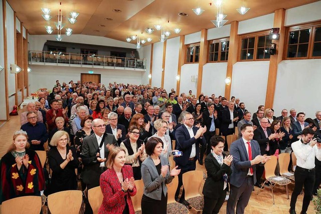Standing Ovations fr den neuen Ehrenbrger Manfred Weber  | Foto: Sandra Decoux
