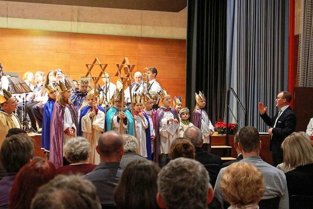 Brgermeister Daniel Kietz begrte zu...geler Rmerhalle auch die Sternsinger.  | Foto: Ruth Seitz