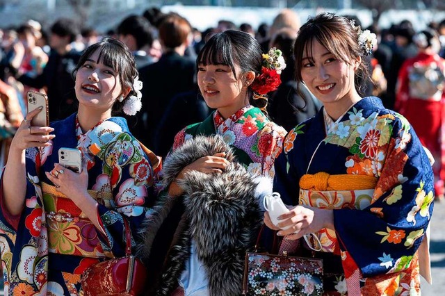 Japanische Volljhrige tragen am Tag ihrer Feier traditionelle Kleidung  | Foto: RICHARD A. BROOKS (AFP)