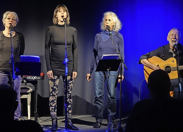 Das Sngerinnen-Trio Christine Stolzen... links) mit Walti Huber im Dorfstbli   | Foto: Roswitha Frey