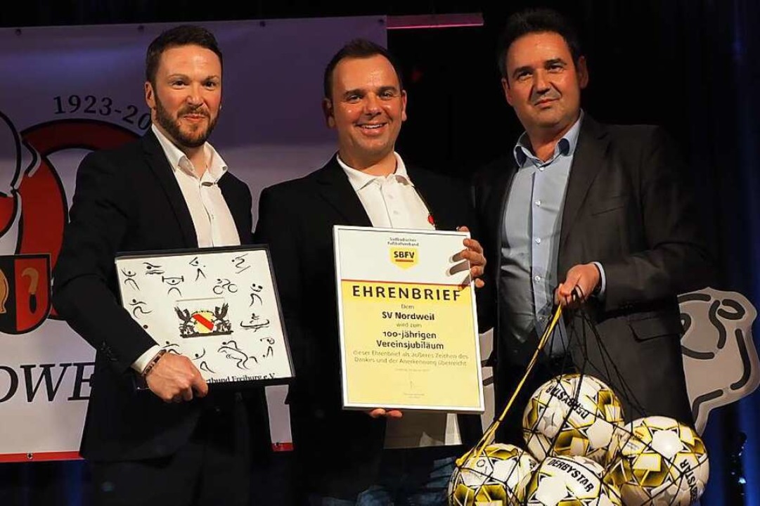 Matthias Lffler (links) und  Arno Heg...zum 100-jhrigen Bestehen des Vereins.  | Foto: Michael Haberer