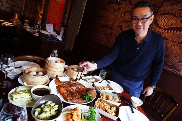 Restaurant-Betreiber Dennis Kwong serv...&#8222;Dim sum Haus&#8220; in Hamburg.  | Foto: Marcus Brandt (dpa)