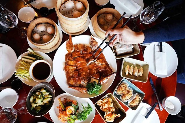In China werden die Gerichten meist au...ren Platte in der Tischmitte serviert.  | Foto: Marcus Brandt (dpa)