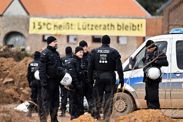 Polizisten sichern das Gelnde beim Braunkohletagebau Garzweiler II.  | Foto: Federico Gambarini (dpa)