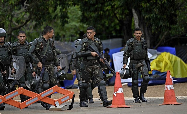 Militrpolizisten rumen ein Camp von Protestierenden.   | Foto: MAURO PIMENTEL (AFP)