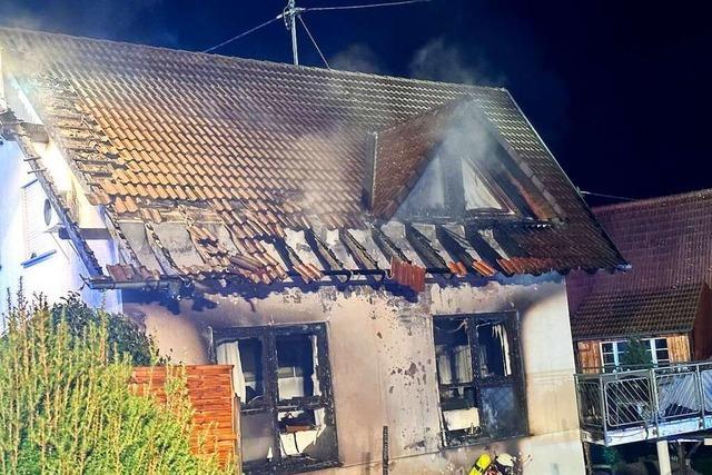 Feuer greift in Rammersweier von Schuppen auf Wohngebäude über