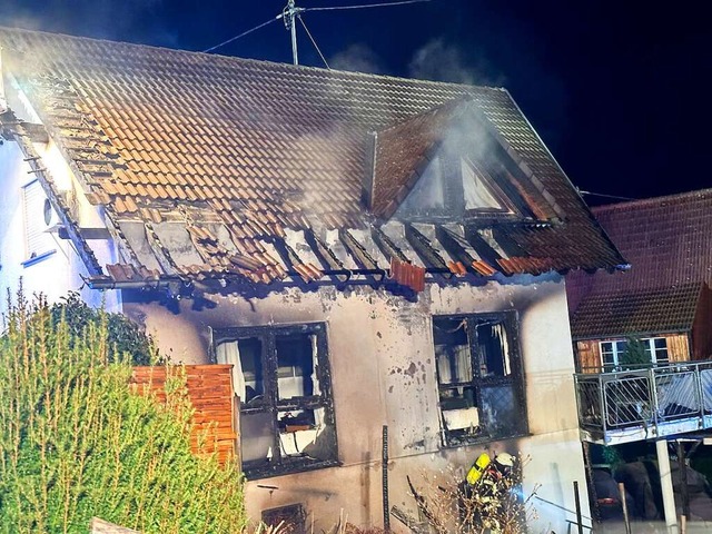 Das Feuer hatte vom Gartenschuppen auf...benachbarte Wohngebude bergegriffen.  | Foto: Einsatz-Report24
