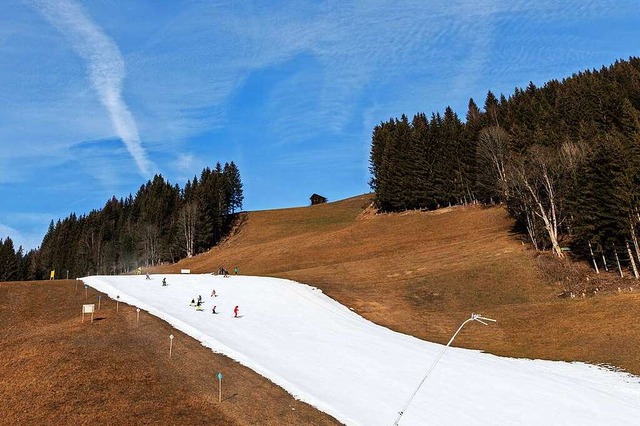 Da wird der Klimawandel sichtbar: Skif...sterreichischen Alpen im Winter 22/23.  | Foto: Daniel Karmann (dpa)