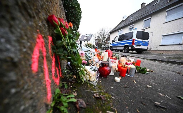 Kerzen und Blumen stehen am Tatort in ...rg. (Archivbild vom 6. Dezember 2022).  | Foto: Bernd Weibrod (dpa)