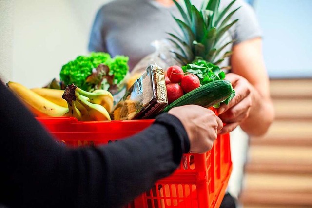 Wer Hilfe beim Einkaufen braucht, kann...aufstelle kmmern sich dann um Helfer.  | Foto: Christin Klose (dpa)