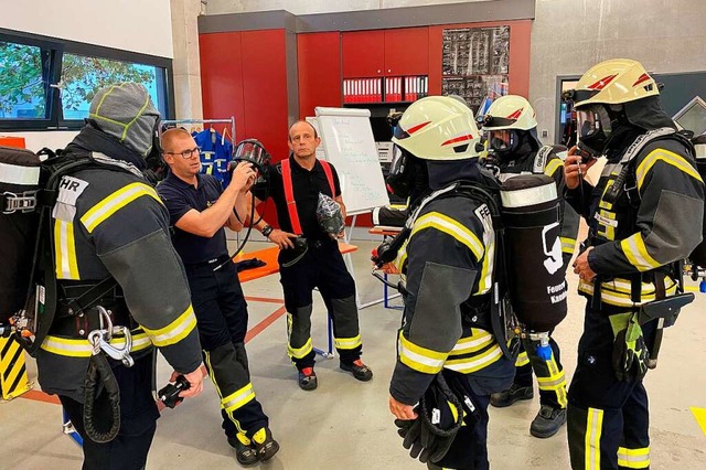 Die Feuerwehr Kandern bt mit ihren neuen Atemschutzgerten.  | Foto: Gnter Lenke