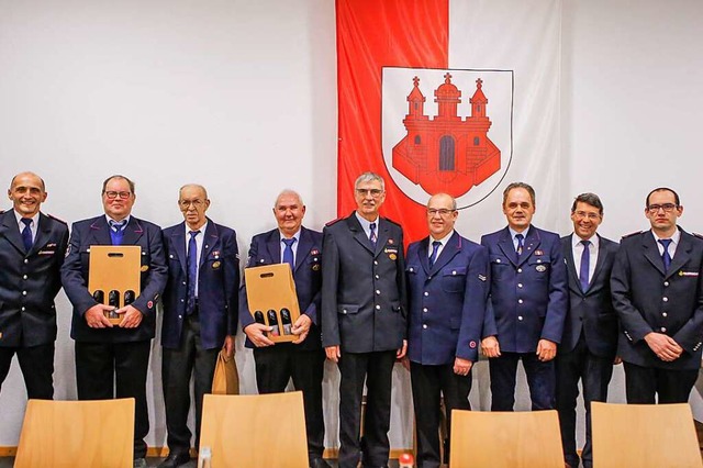 Die Stadt ehrte einige Mitglieder fr ... Msch (stellvertretender Kommandant).  | Foto: Adrian Hofmann