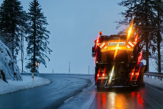 Ein Fahrzeug des Winterdienstes fhrt ...Tagesanbruch auf der Bundesstrae 317.  | Foto: Philipp von Ditfurth (dpa)