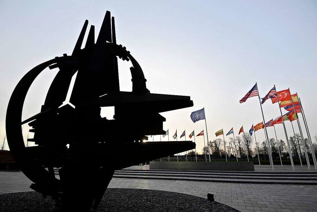 Flaggen der Nato-Mitgliedstaaten wehen...tquartier der Organisation in Brssel.  | Foto: JOHN THYS (AFP)