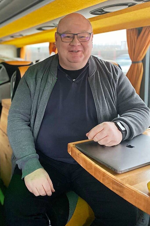 Jrgen Braun in einem der Busse an die polnisch-ukrainische Grenze  | Foto: privat