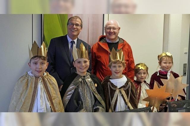 Sternsinger segnen das Rathaus