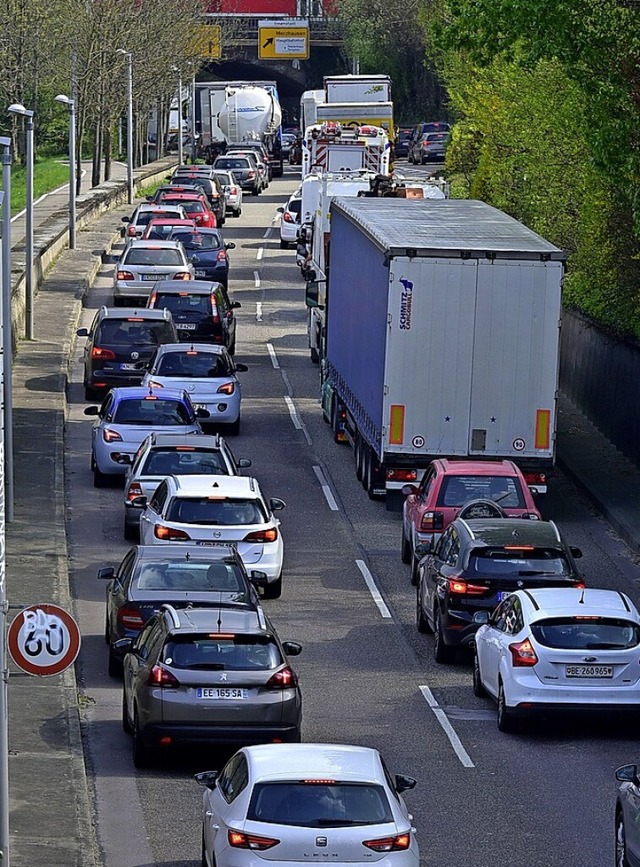 Stau auf der Stadtdurchfahrt ist eher die Regel als die Ausnahme.  | Foto: Thomas Kunz