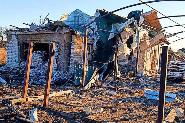 Viele Gebude in der Ukraine sind vollkommen zerstrt.  | Foto: --- (dpa)