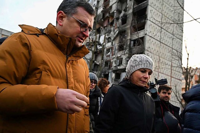 uenministerin Annalena Baerbock  geht...n stark zerstrten Stadtteil Saltiwka.  | Foto: --- (dpa)