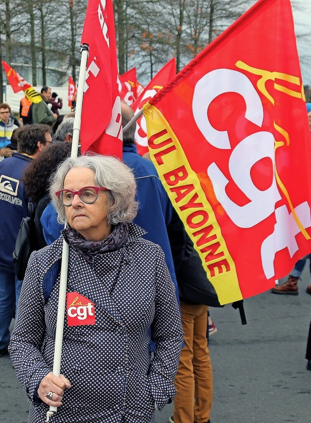 Eine Demonstrantin des Gewerkschaftsbu...otestes in Anglet an der Atlantikkste  | Foto: Bob Edme (dpa)