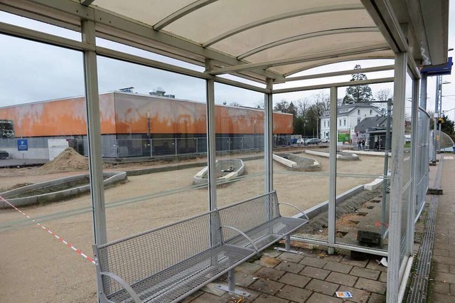 Der neue Busbahnhof an der S-Bahnstati... E-Bikes und -Autos schafft die Stadt.  | Foto: Peter Gerigk