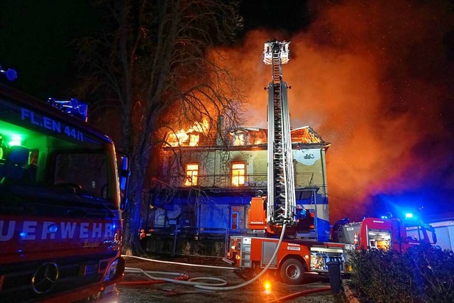 Lichterloh brannte das historische Geb...ehr konnte benachbarte Gebude retten.  | Foto: Feuerwehr Endingen