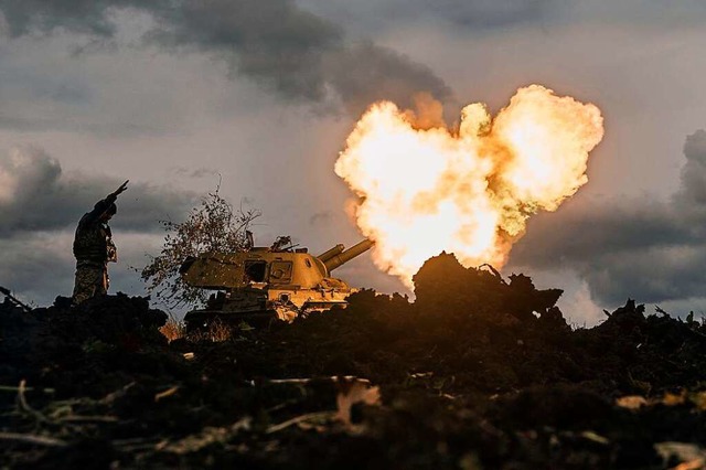 Die umkmpfte Stadt Soledar liegt in d...ukrainisches Artilleriefahrzeug zeigt.  | Foto: Libkos (dpa)