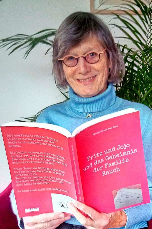 Edburgh Hlig mit ihrem neuen Buch.  | Foto: privat