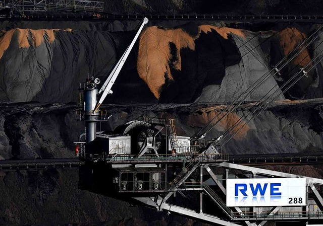 Mit so einer Maschine frdert die RWE Braunkohle.  | Foto: INA FASSBENDER (AFP)