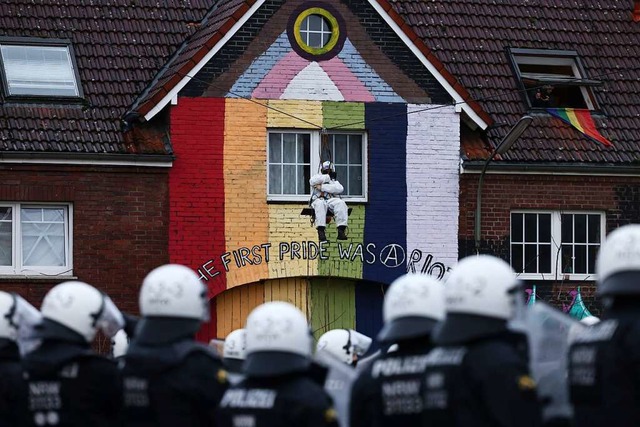 Polizisten rcken in den von Klimaakti...gebau Garzweiler II abgerissen werden.  | Foto: Rolf Vennenbernd (dpa)