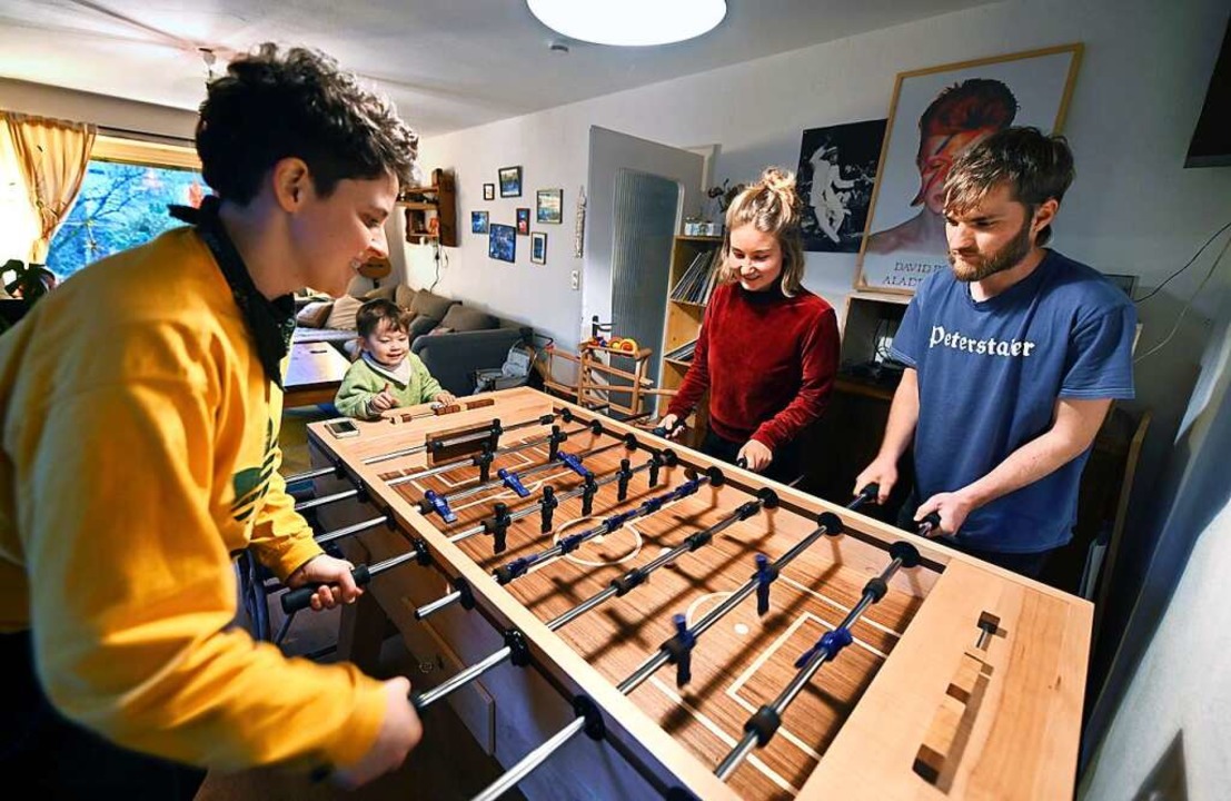 Beim WG-Kickern ist der Jngste Schiri.  | Foto: Thomas Kunz