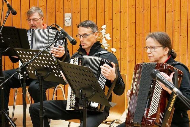 Harmonika-Orchester Öflingen zeigt Fingerfertigkeit trotz kühler Halle