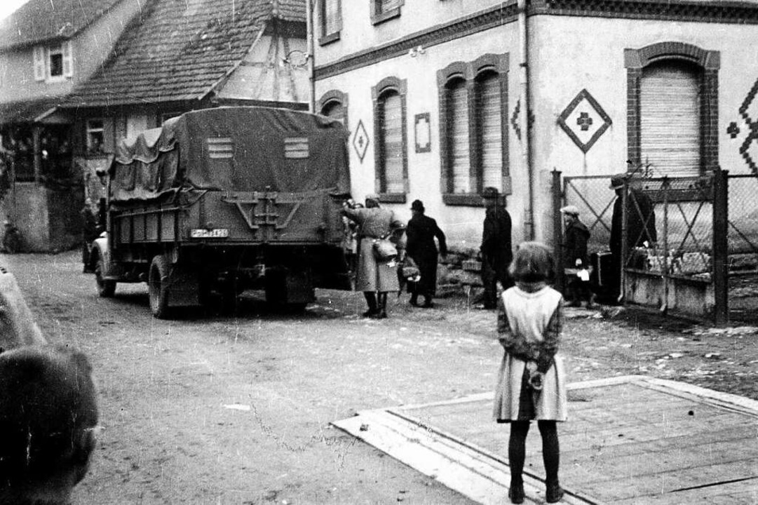 Ein Mdchen beobachtet die Deportation seiner Nachbarn in Kippenheim.  | Foto: Frderverein Ehemalige Synagoge Kippenheim