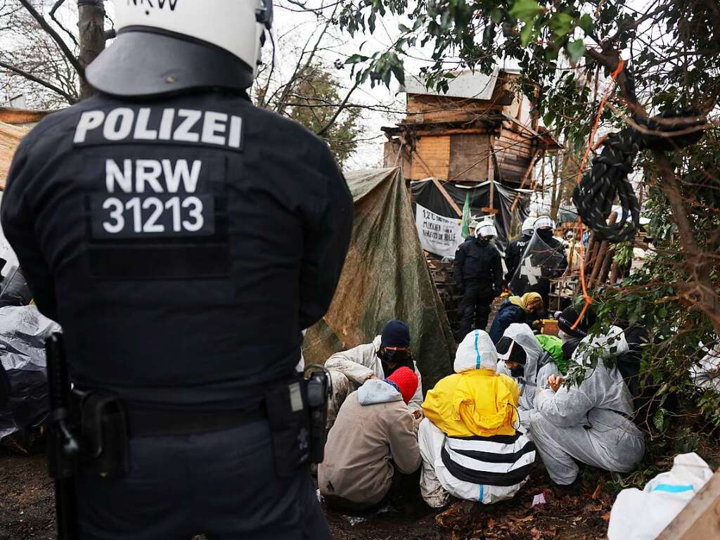 Polizisten rcken in den von Klimaaktivisten besetzten Braunkohleort Ltzerath und in ein Httendorf der Aktivisten vor.