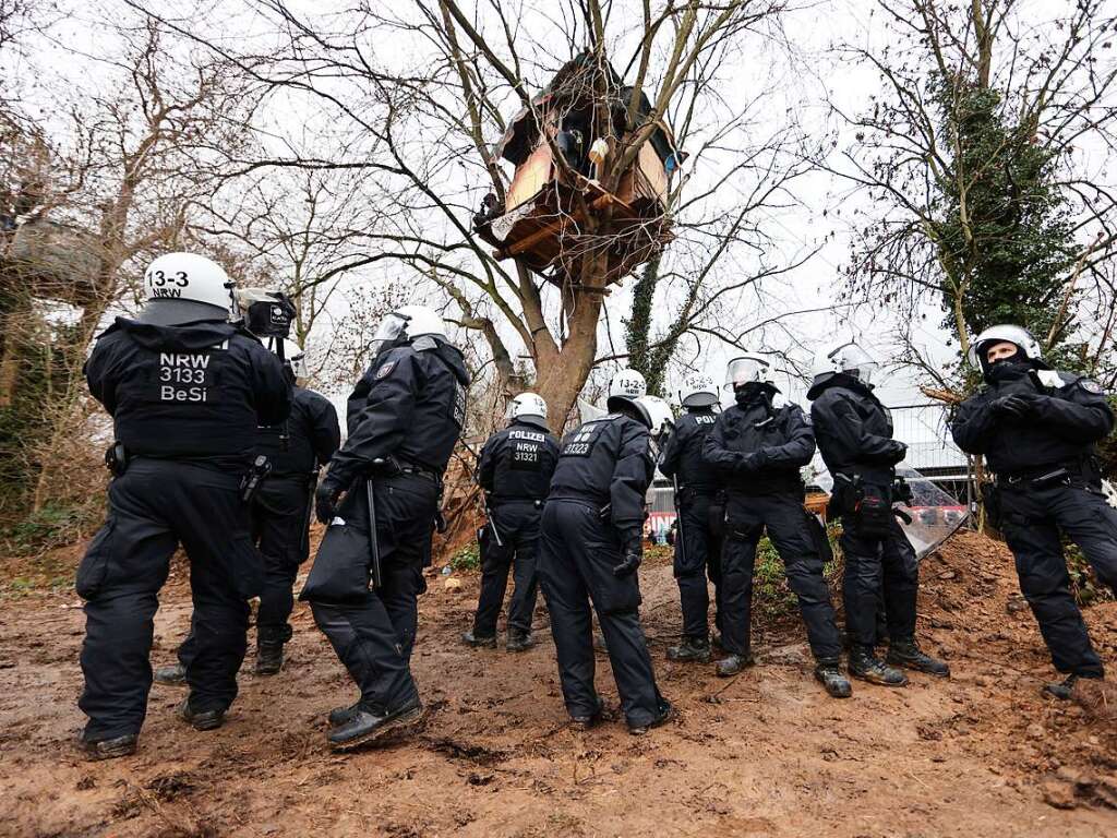 Polizisten rcken in den von Klimaaktivisten besetzten Braunkohleort Ltzerath und in ein Httendorf der Aktivisten vor.