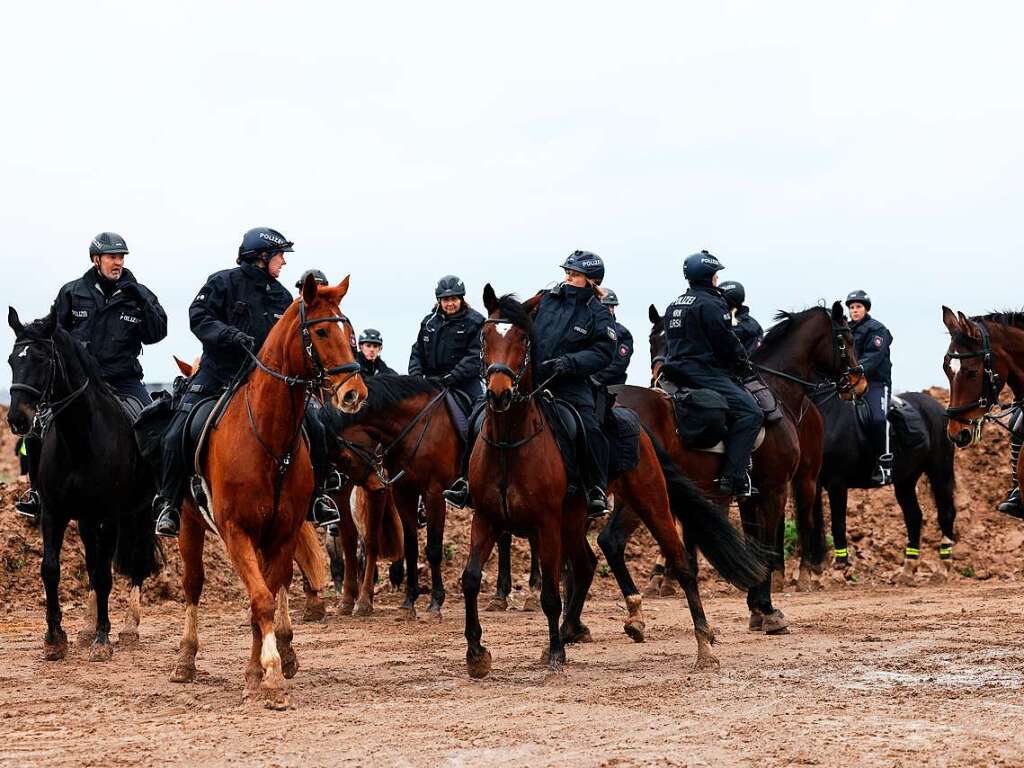 Berittene Polizei im besetzten Braunkohleort Ltzerath.