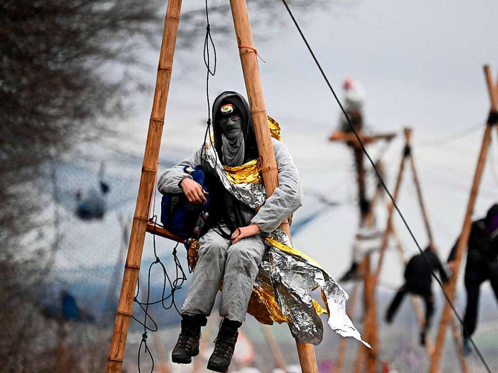 Klimaaktivisten sitzen in Ltzerath auf sogenannten Tripods.