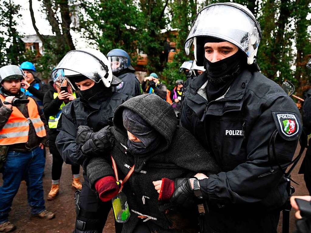 Die Polizei rumt den von Klimaaktivisten besetzen Ort Ltzerath.