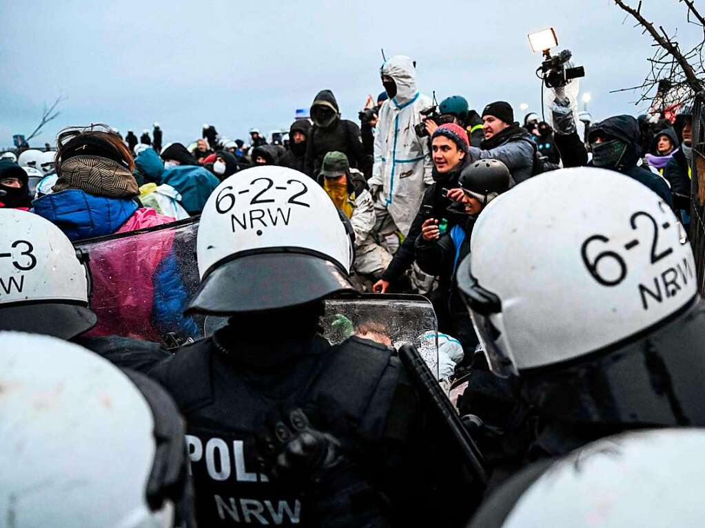 Die Polizei rumt den von Klimaaktivisten besetzen Ort Ltzerath.