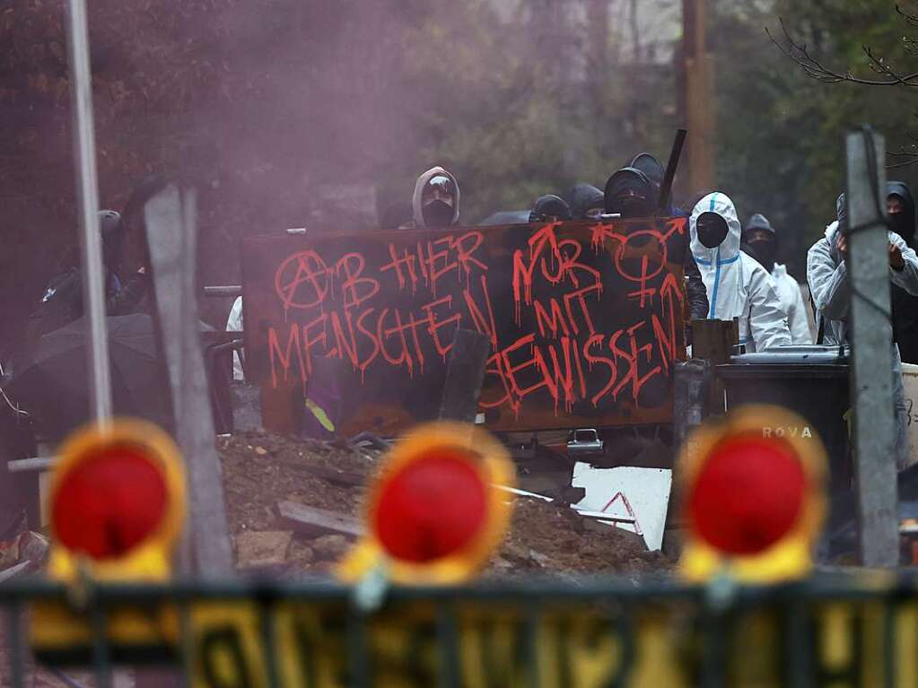 „Ab hier nur Menschen mit Gewissen“, steht auf dem Schild, das die Klimaaktivisten im besetzten Ort Ltzerath hochhalten.