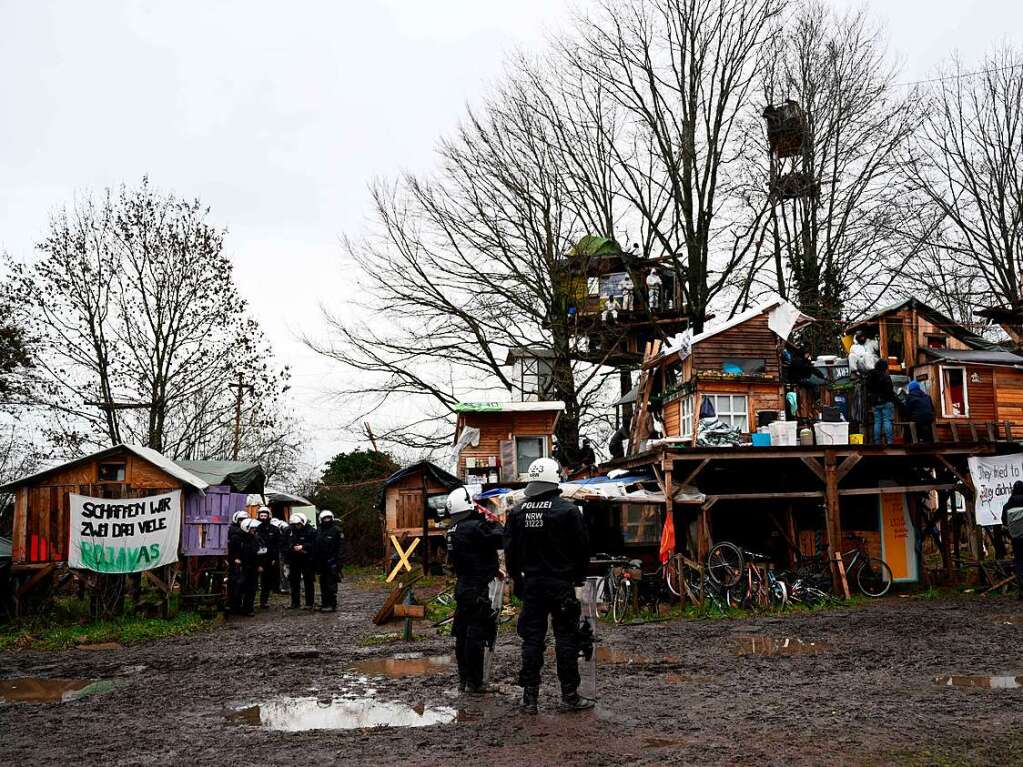 Die Polizei rumt den von Klimaaktivisten besetzen Ort Ltzerath.