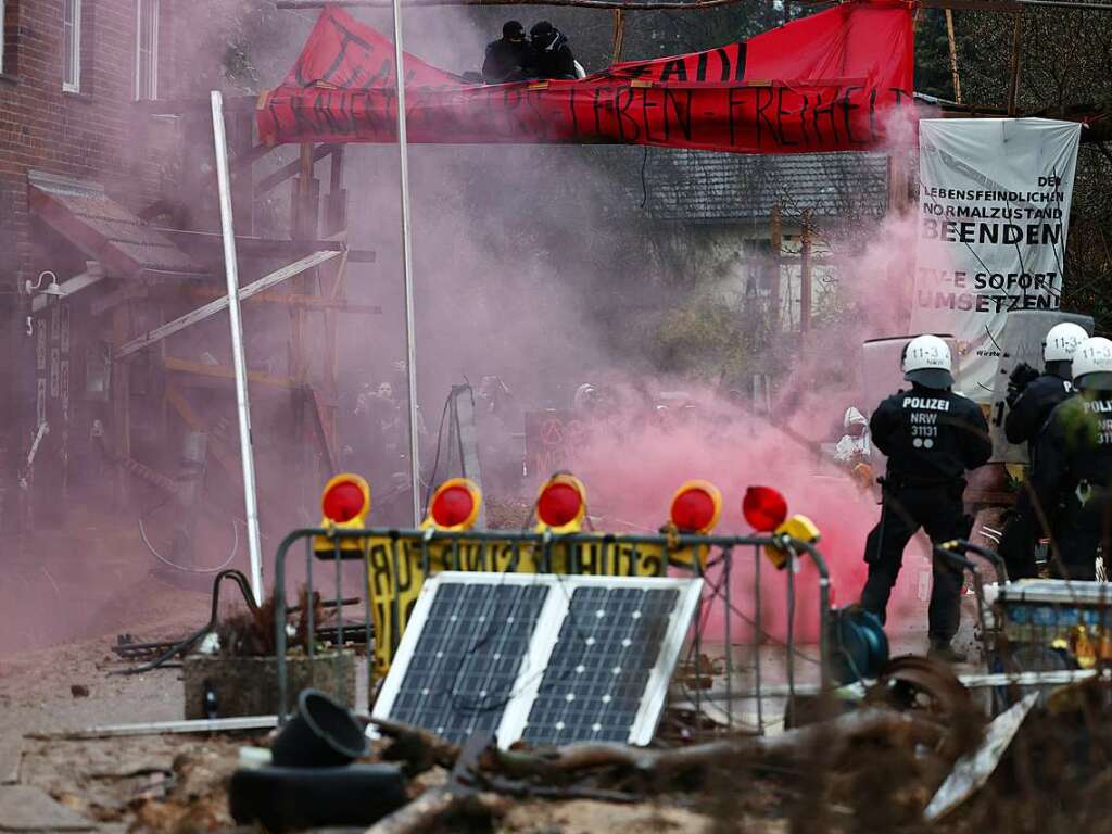 Polizisten rcken am Mittwoch in den von Klimaaktivisten besetzten Braunkohleort Ltzerath vor.