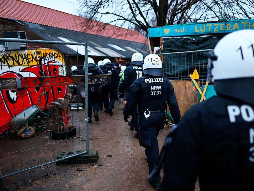 Polizisten rcken am Mittwoch in den von Klimaaktivisten besetzten Braunkohleort Ltzerath vor.