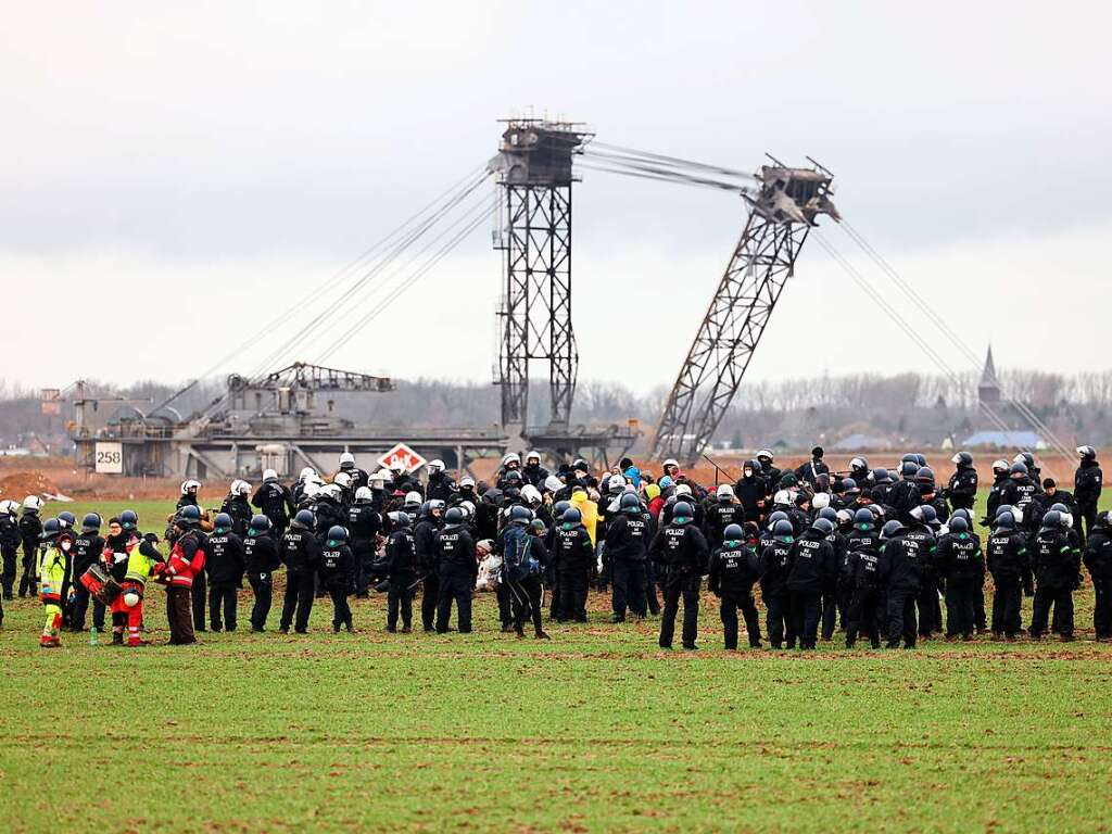 Die Polizei rumt den von Klimaaktivisten besetzen Ort Ltzerath.