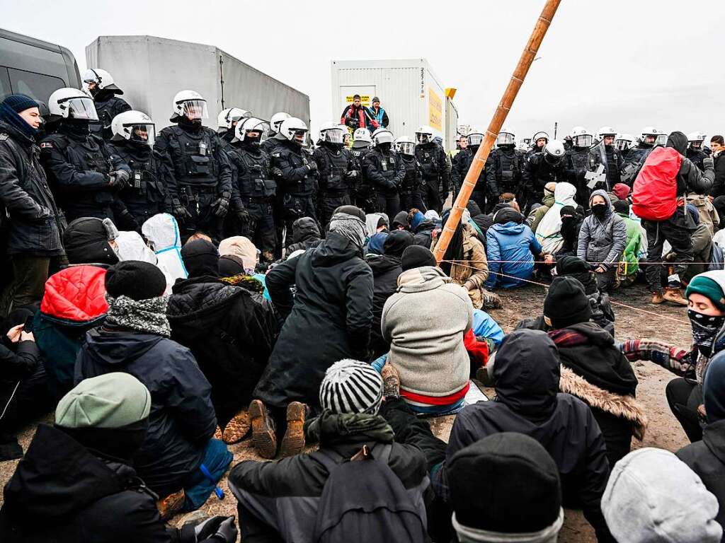 Die Polizei rumt den von Klimaaktivisten besetzen Ort Ltzerath.