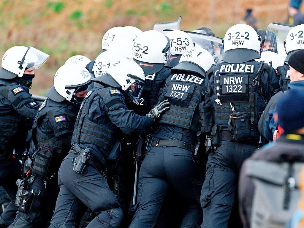 Polizei und Klimaschutzaktivisten rangeln am Rand von Ltzerath.